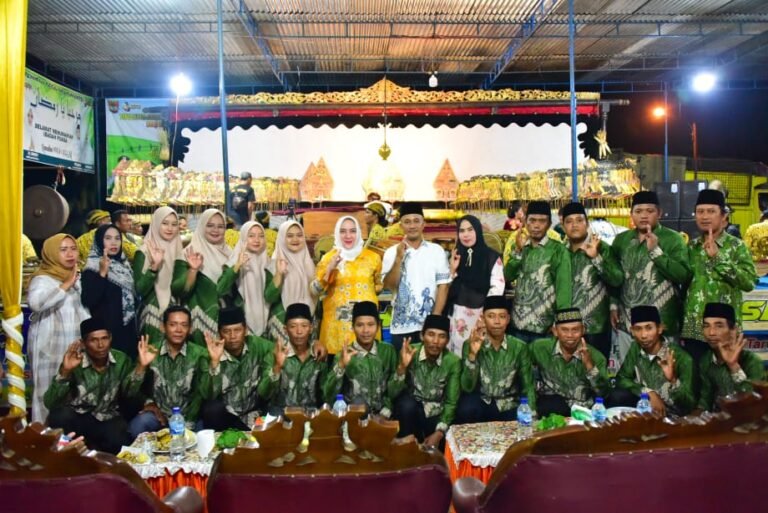 Hj Ratna Machmud Hadiri Pagelaran Wayang Kulit Sedekah Bumi Di Desa E Wonokerto